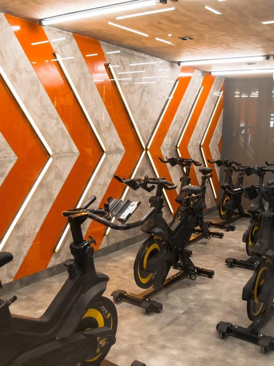 Letreiro da Stronger Itaúna na sala de musculação