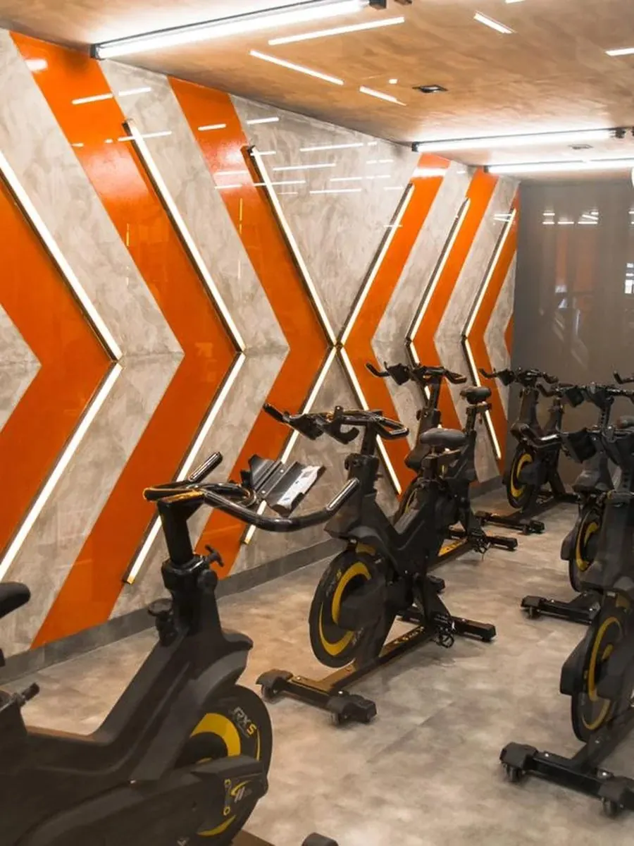 Letreiro da Stronger Itaúna na sala de musculação