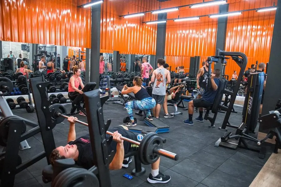 Sala de musculação cheia na Stronger Itaúna