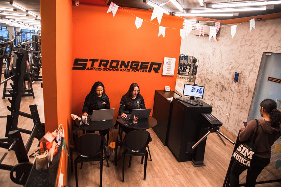 Recepção da Stronger Paraíso, com a frase Juntos somos mais fortes na parede