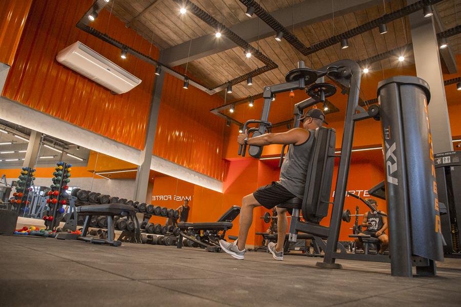 Sala de musculação na Stronger Santa Luzia
